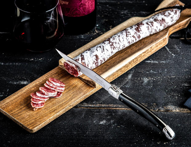 Wurstbrett mit Messer