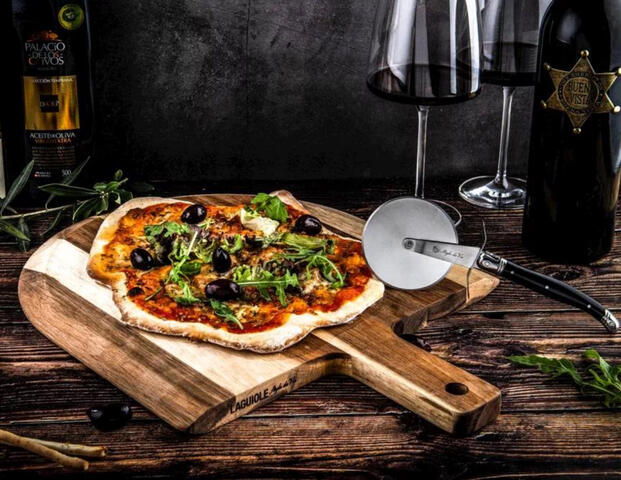 Pizzaschneider mit Brett