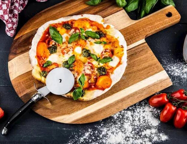 Pizzaschneider mit Brett