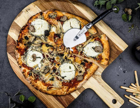 Pizzaschneider mit Brett